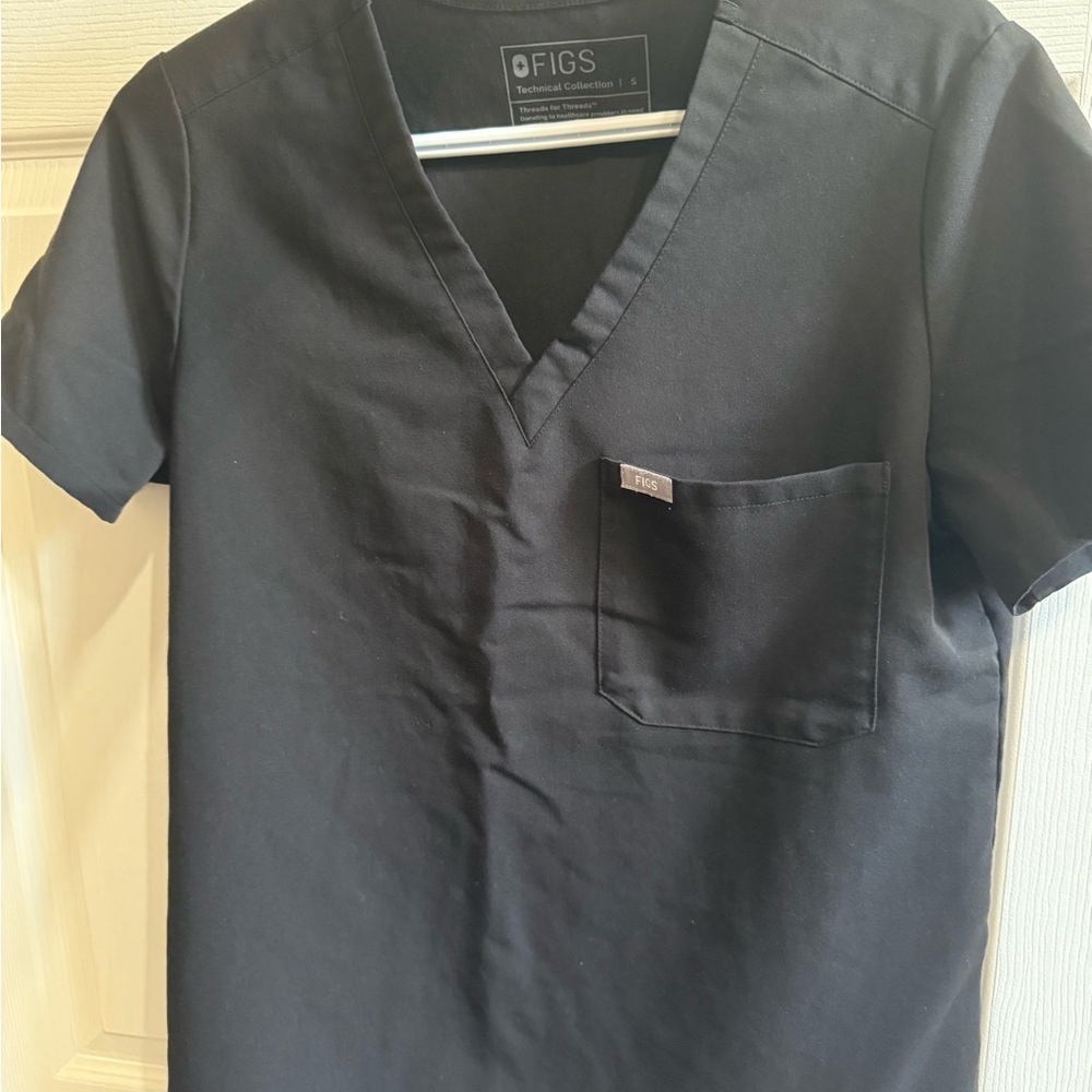 Figs Women’s Black Catrina One-Pocket Scrub Top
